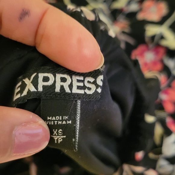 Express  floral batwing heam with slits, soft/flowy - Picture 6 of 6